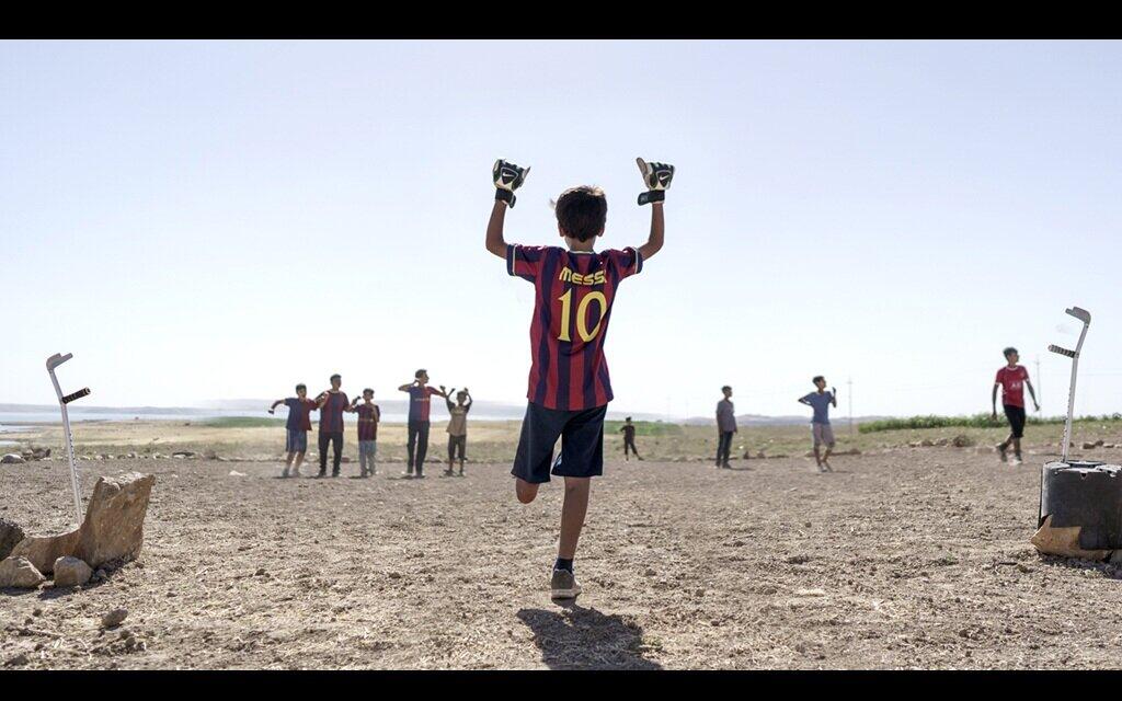 バグダッド・メッシ　片足のサッカー少年